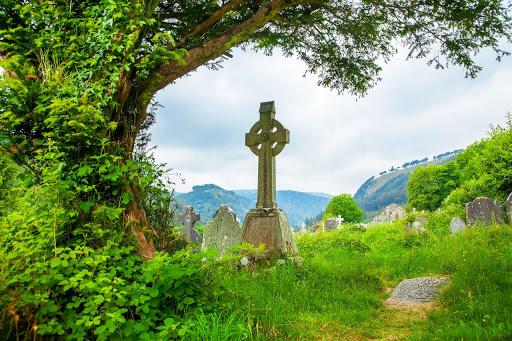 Ancient-celtic-cross-in-Ireland