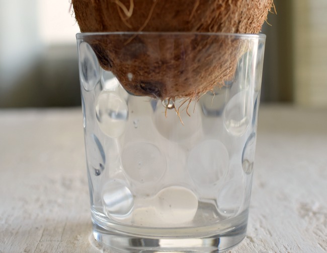 Como partir un coco en casa: sacar el agua del coco