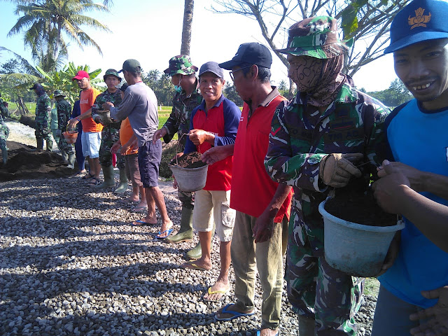 Dengan TMMD, Semangat Gotong Royong di Jimbung Semakin Kenthal