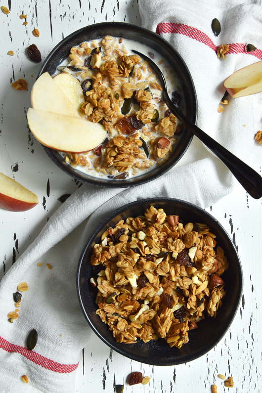 Selbstgemachtes Müsli mit Äpfeln und Nüssen