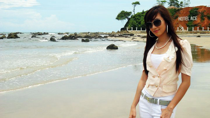 Model Yu Thandar Tin S Beach Fashion