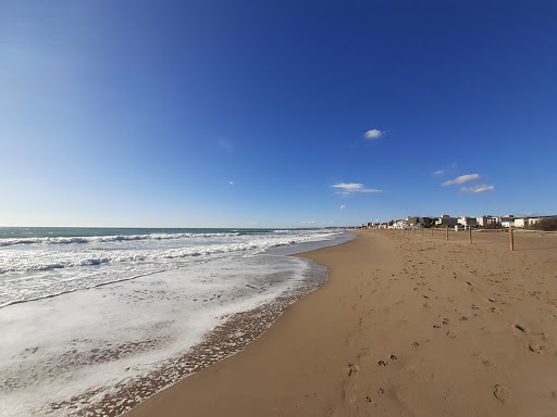 Sant Salvador al fons, des del final de la platja de Calafell