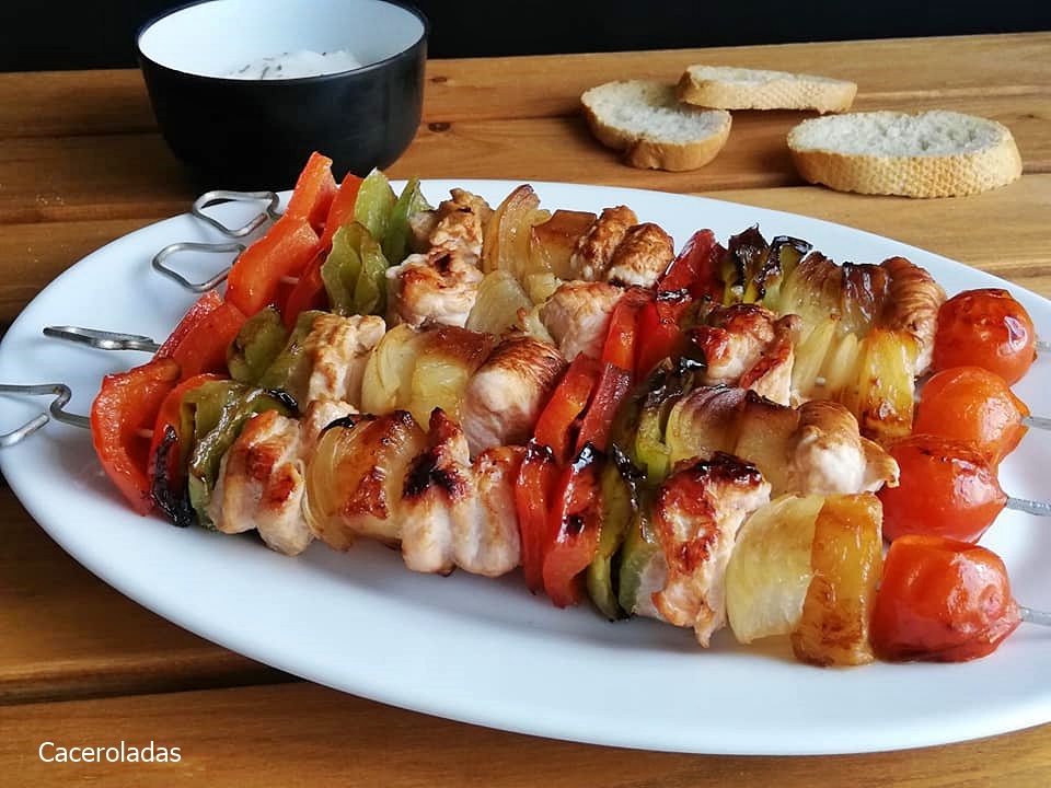 Brochetas de pavo con verduras y piña | Caceroladas