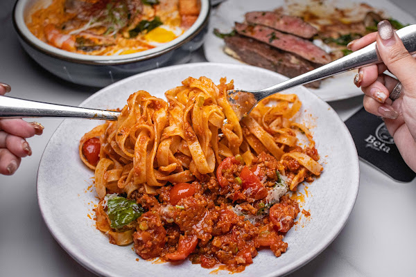 台中餐酒館【貝塔 Beta brunch & bistro】西屯美食!隱身七期的超華麗餐酒館!精緻調酒牛排義大利麵外還有女孩必點的鐵鍋鬆餅!