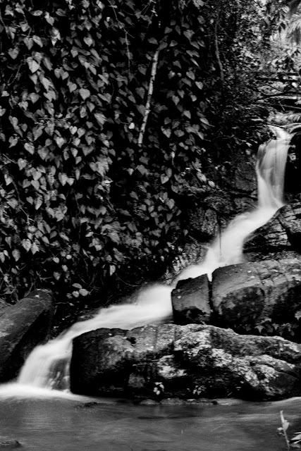 Estrada dos Romeiros - Pequena cachoeira encravada na região