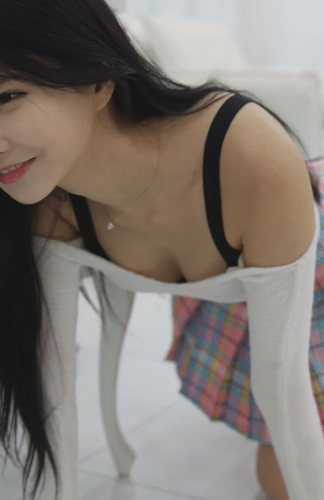 포켓걸스 연지 숙이는 가슴골