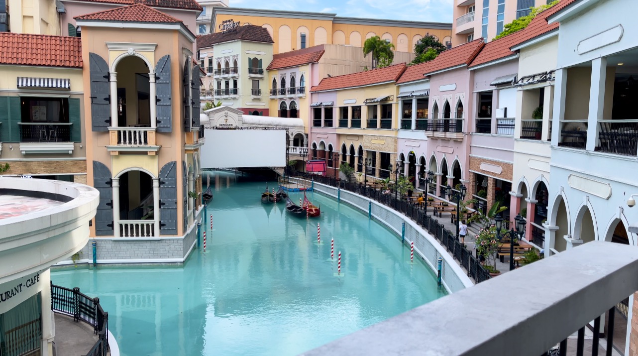 Venice Grand Canal Mall (Taguig City) Venice Grand Canal Mall (Taguig City)
