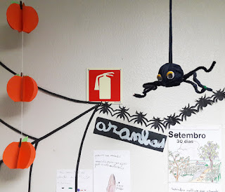 Pormenor do jornal de parede do Alcoitão: aranha pendurada com olhos