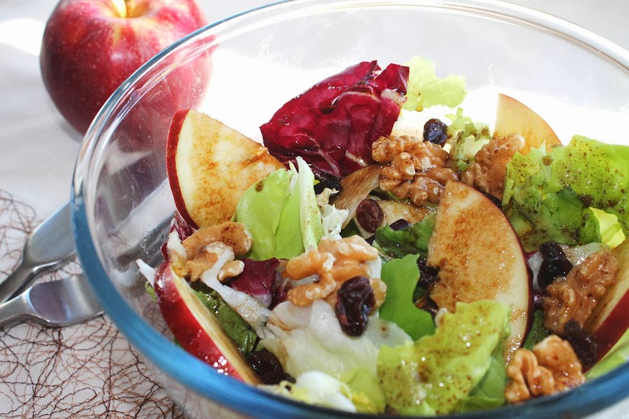 Ensalada de manzana, nueces y pasas balsámica sin lactosa