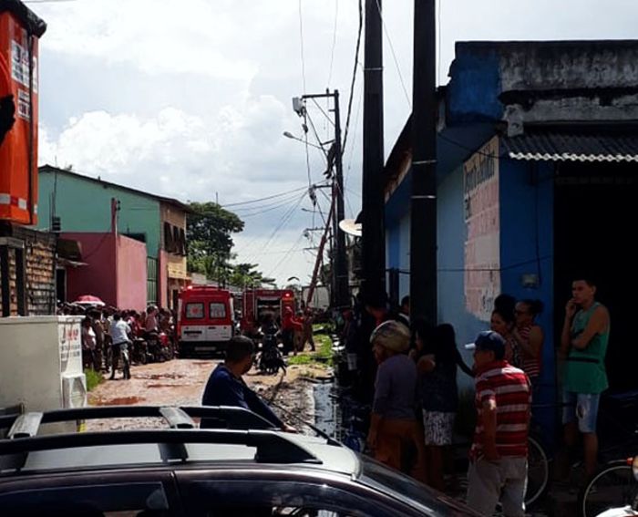 Cenas fortes / Vídeo - homem morre eletrocutado em cima de poste