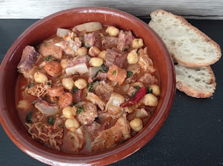 Guiso de garbanzos con callos y chorizo