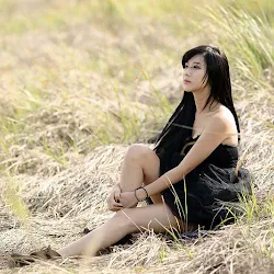 Kim Ha Yul – Black Dress Outdoor Foto 10