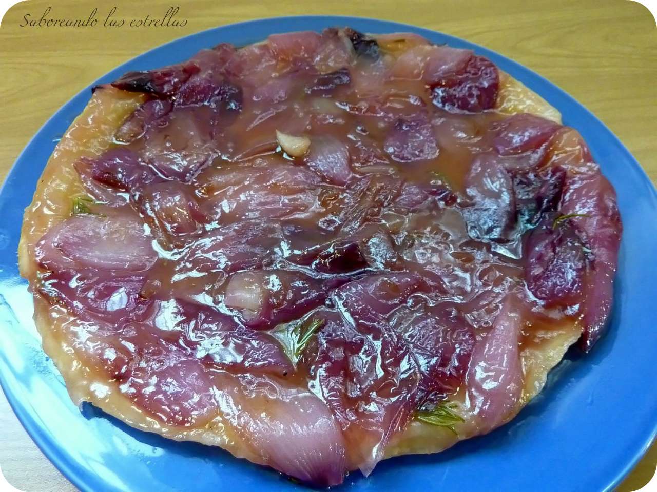 Tarta tatín de cebolla roja