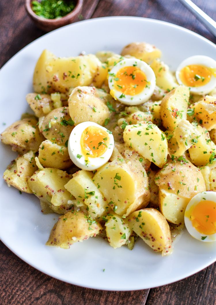 Rezept: Leichter Kartoffelsalat - Beliebter Klassiker in raffinierter