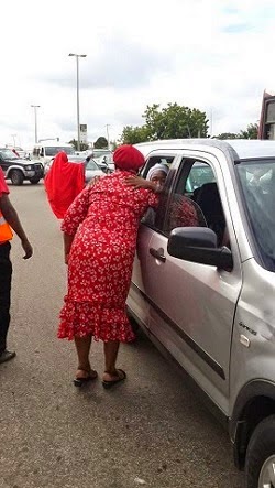 #BringBackOurGirls - Oby Ezekwesili And Her Team Hand Out Fliers In Abuja