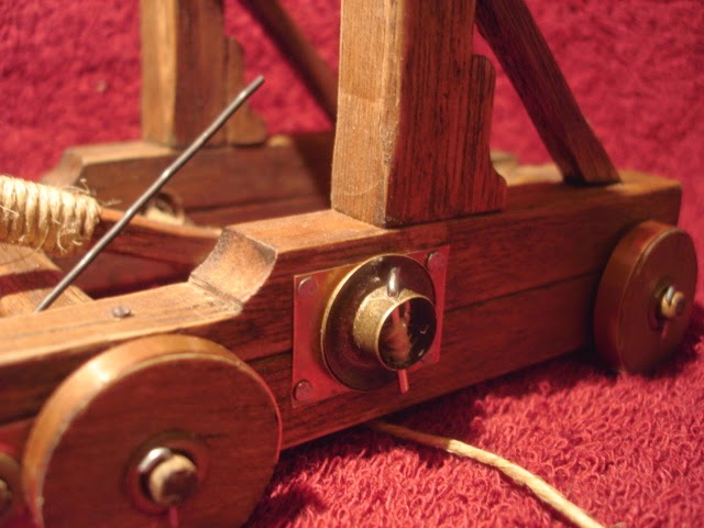 Modelos Antigos em Escala: Catapulta