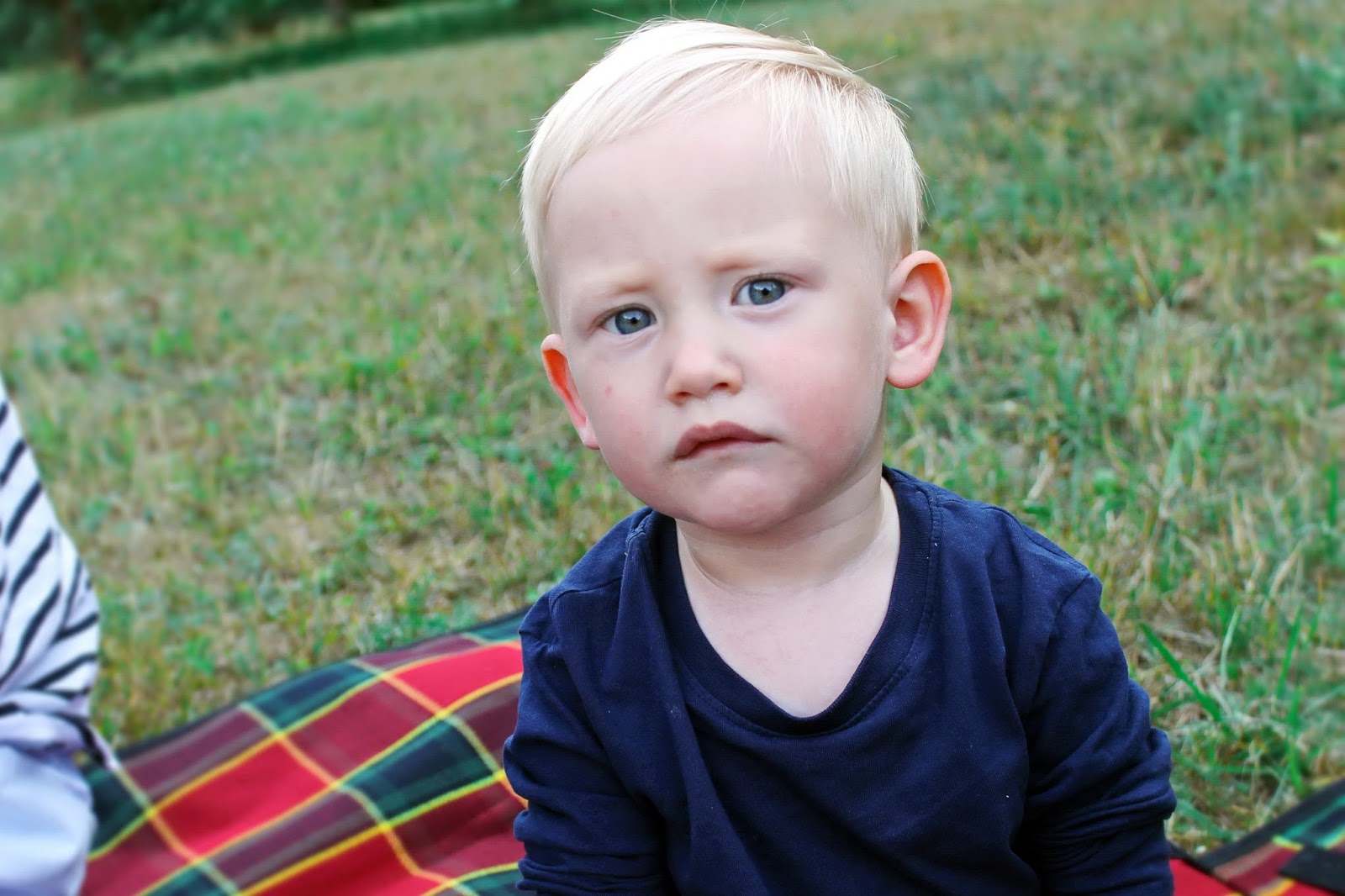 Счастливый малыш мальчик. Ребенок 4 с половиной года. Ребенок два года. Ребенок 2 с половиной года. Два с половиной года.