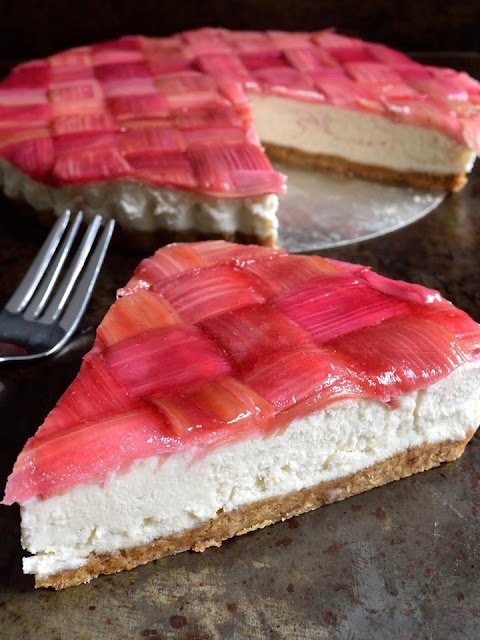 https://www.cilantroandcitronella.com/vegan-rhubarb-cheesecake/