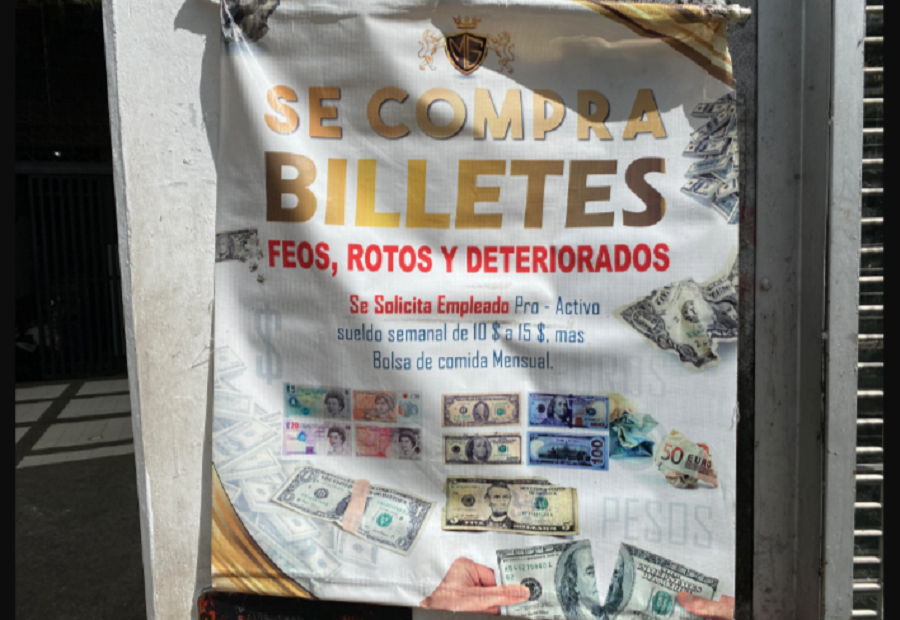 Un anuncio en el centro de Caracas para la compra de divisas rotas o en mal estado. Caracas, Venezuela. Enero, 2020 / Adriana Nuñez Rabascall - VOA
