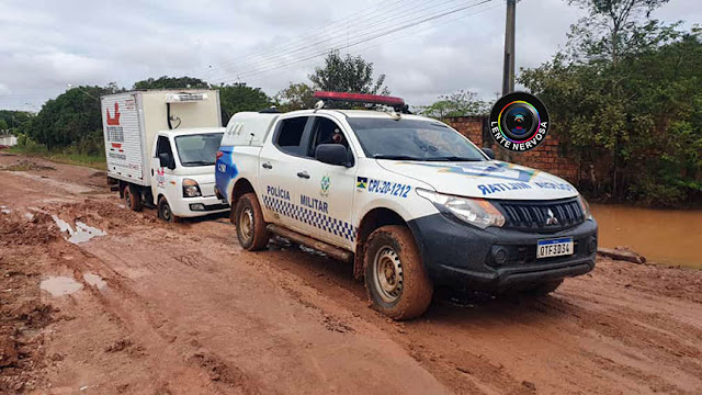 Policiais militares ajudam a desatolar caminhão de empresa no Bairro Lagoa – vídeo 3 Policiais militares ajudam a desatolar caminhão de empresa no Bairro Lagoa – vídeo