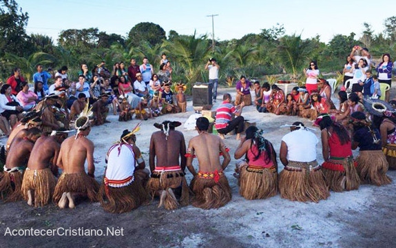 Misioneros abren iglesia en aldea amazónica y nativos se rinden a Cristo Indígenas de tribu amazónica orando