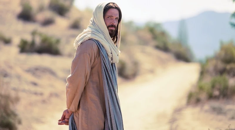O personagem Jesus no filme de Mel Gibson na estrada olhando para nós