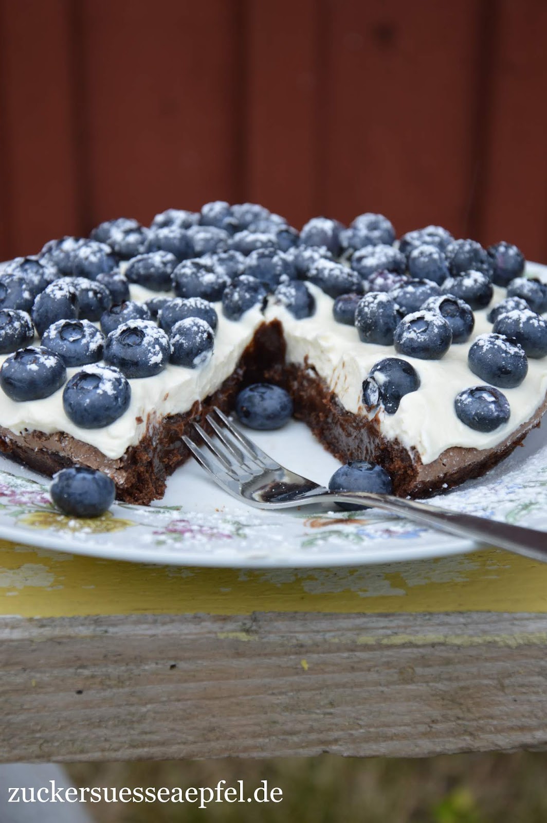 Ein Rezept für den schwedischen Schokoladenkuchen Kladdkaka mit Creme ...