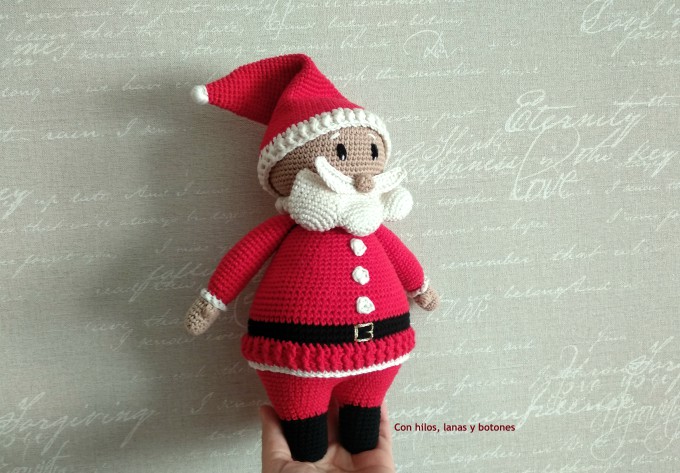 Con hilos, lanas y botones: Papá Noel amigurumi (patrón Cucapuntoes)