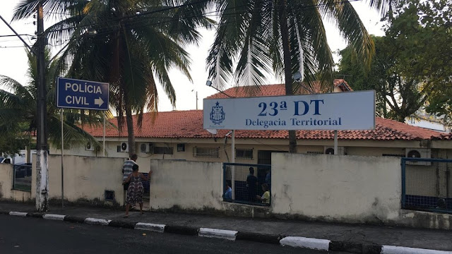 Mulher morre após ser espancada dentro de casa em Lauro de Freitas; marido é preso