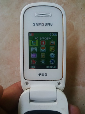 Samsung GT-E 1272 LCD white blabk due to exposure to water Fix and Done 100% Samsung GT-E 1272 LCD white blabk due to exposure to water