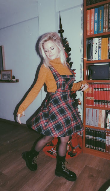 Alejandra Colomera con pichy de tartán negro, jersey color mostaza y botas negras estilo militar