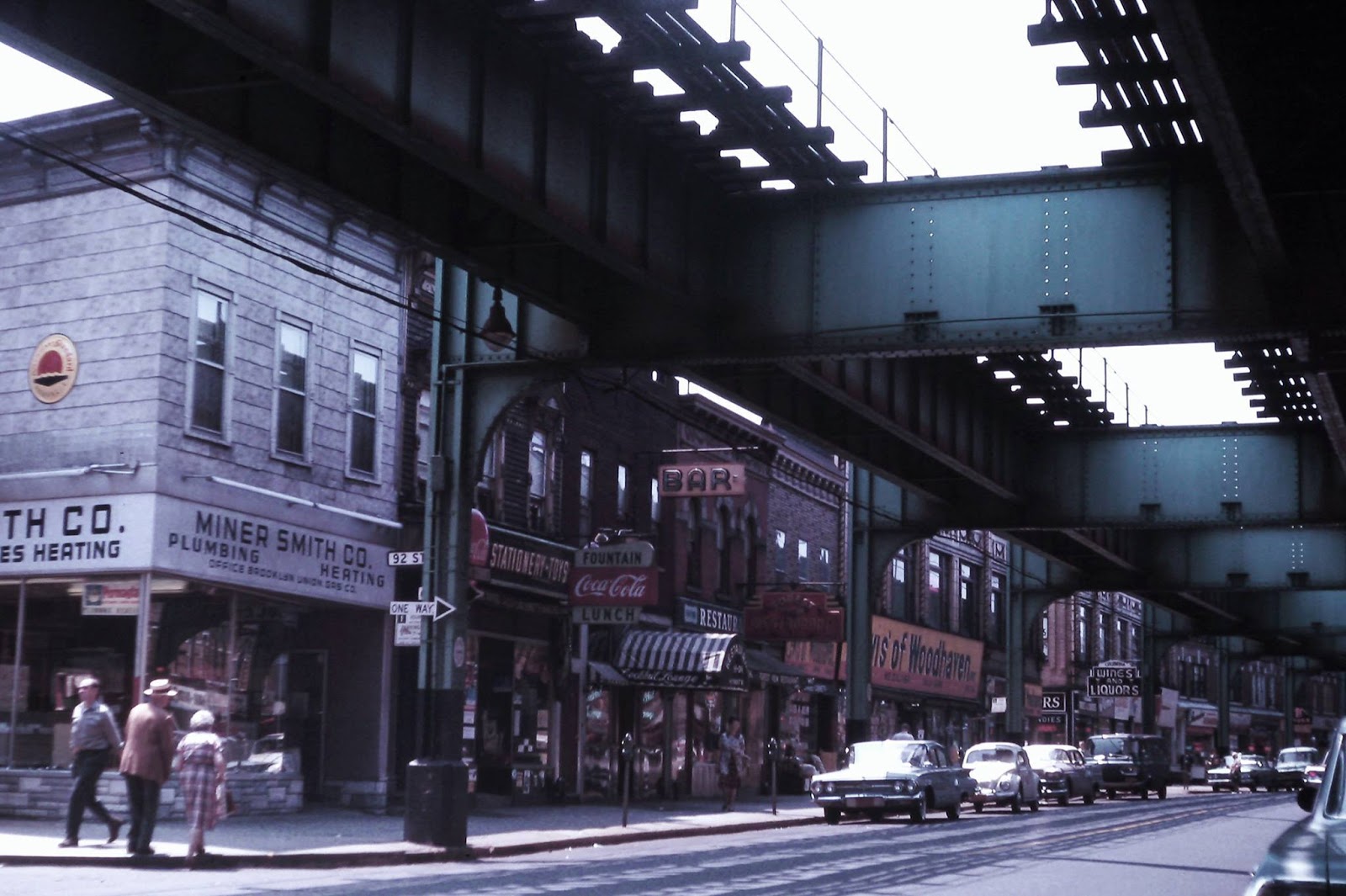 30 Fascinating Color Photographs That Capture Street Scenes of Queens