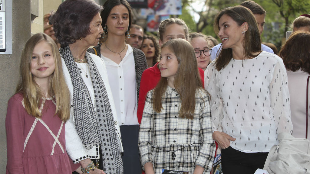 LAS DAMAS DE LA FAMILIA REAL JUNTAS EN EL TEATRO - Página 2 Actualidad_308485929_78598483_1024x576