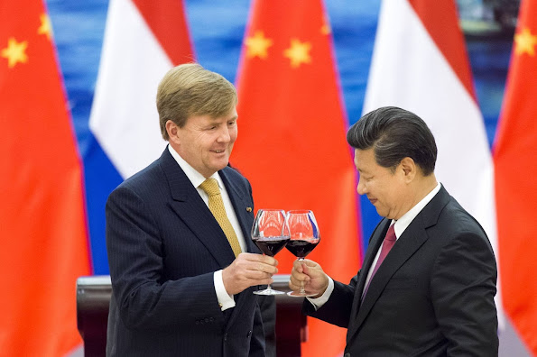 King Willem-Alexander and Queen Maxima of The Netherlands attends the state banquet hosted by President Xi Jinging and his wife Peng Liyuan at the Golden Hall