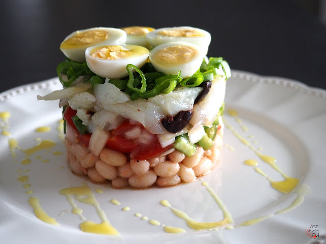 Empedrat, ensalada a base de judías del ganxet cocidas y bacalao desalado y desmigado, que se acompaña de tomate, pimiento verde, cebolla y huevo duro y se aliña con aceite, sal y pimienta.