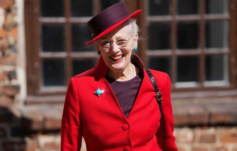 Queen Margrethe and Princess Benedikte visited the Queen's Embroideries exhibition. Red blazer and printed wool coat