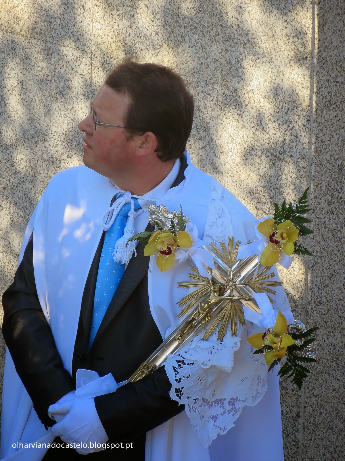 São cada vez mais aqueles que fecham as portas ao compasso pascal