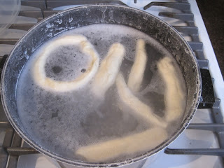 Boiling the pretzels