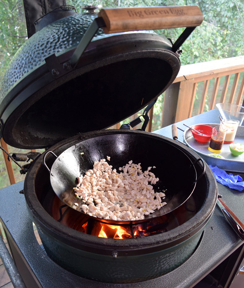 Mi configuración era un wok de acero al carbono de 16 pulgadas y una plataforma de araña.