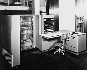 Efemerides de Tecnologia: 29 de abril (1952) se lanza el IBM 701. El primer  ordenador comercial de IBM