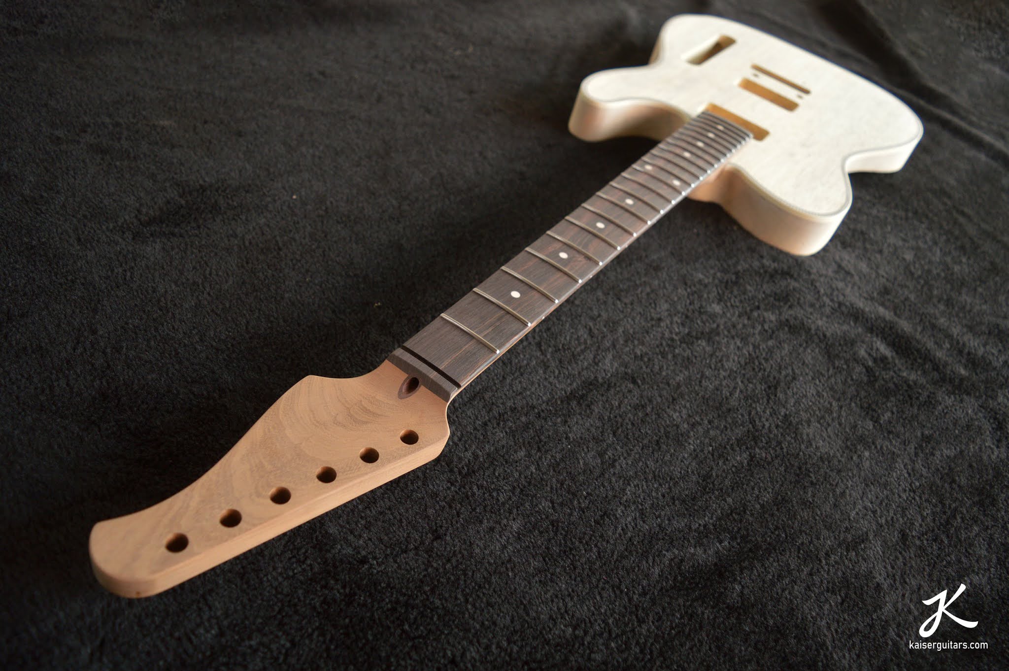 TL com Herringbone Binding Kaiser Guitars Corpos e braços usinados
