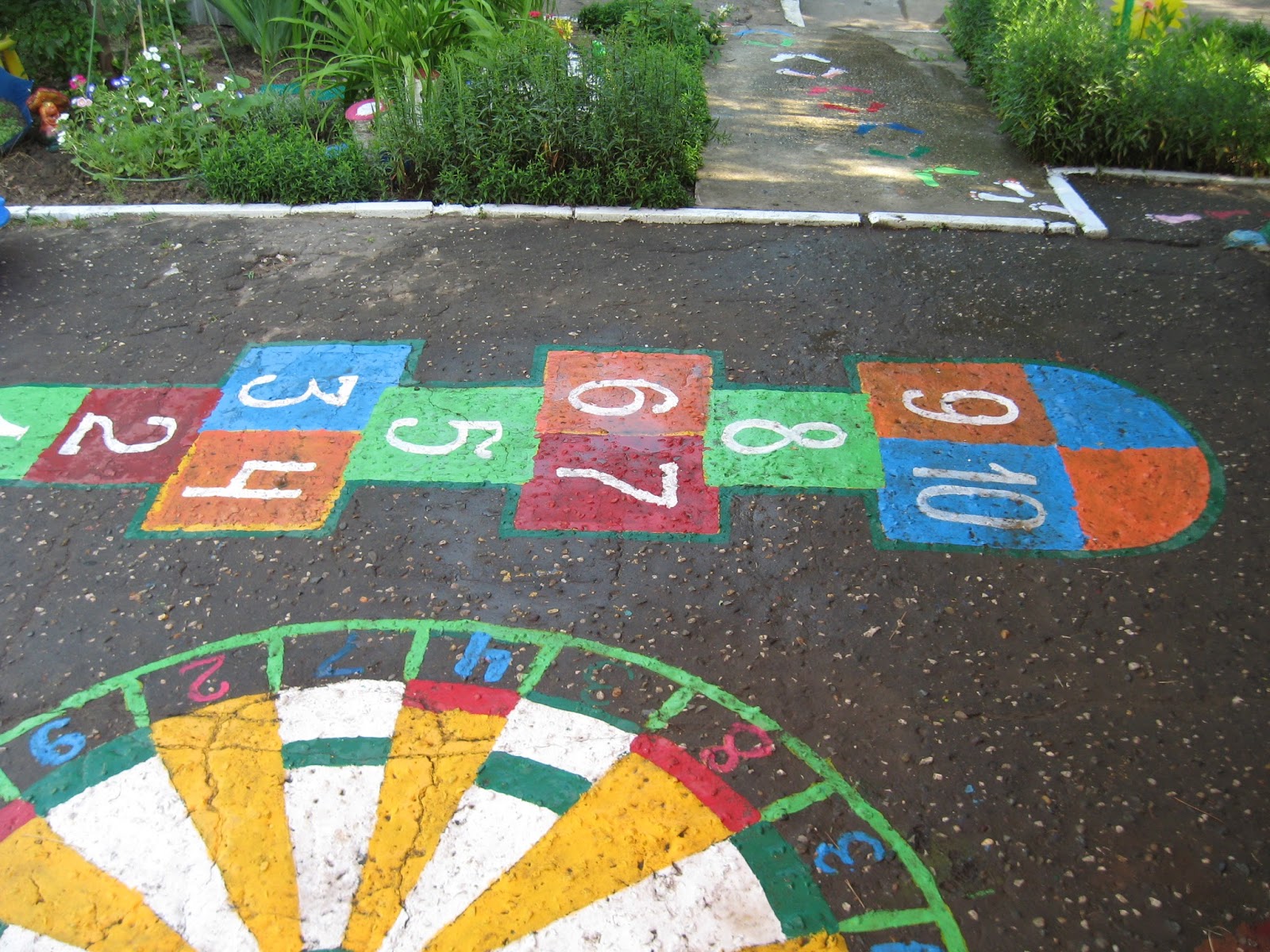 Рисуем классики на асфальте