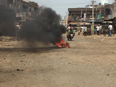 सड़क निर्माण के लिए वजीरगंज में सड़क जाम