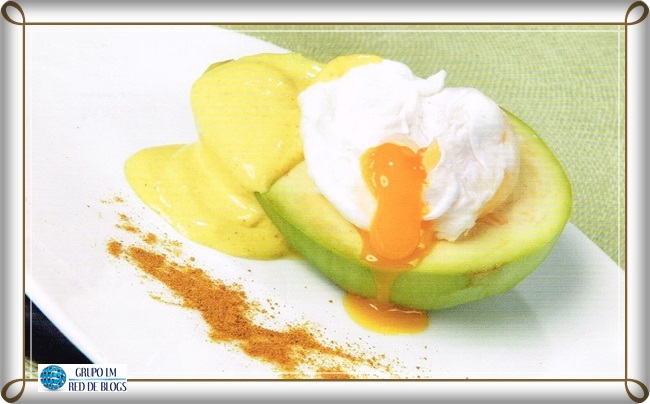 AGUACATES RELLENOS DE HUEVOS CON SALSA DE CURRY