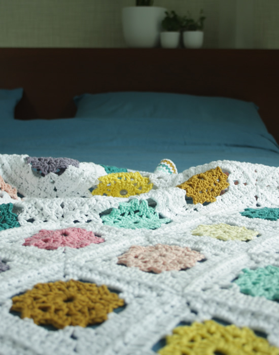 Crochet blanket, free crochet pattern: Field of Daisies Blanket | Happy in Red Crochet blanket, free crochet pattern: Field of Daisies Blanket | Happy in Red