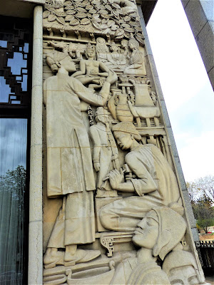 Dạo ngắm Đông Dương qua bộ bách khoa thư bằng đá