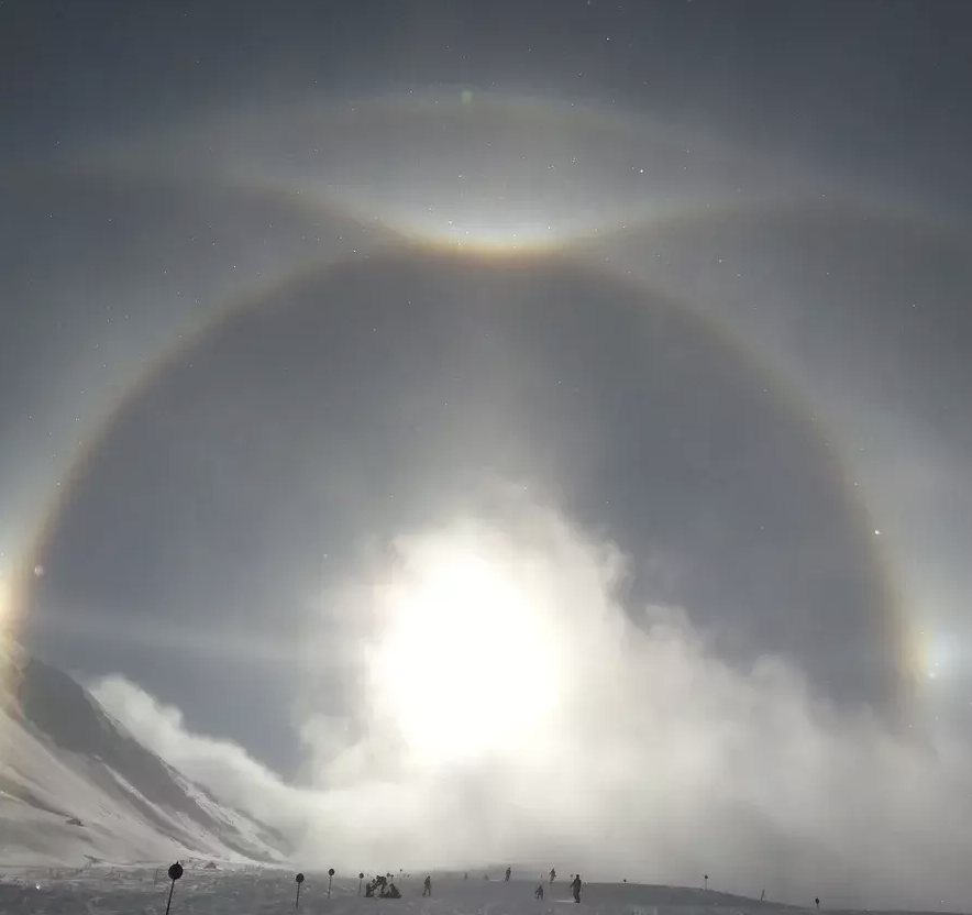 Halo around the sun that heralds bad weather