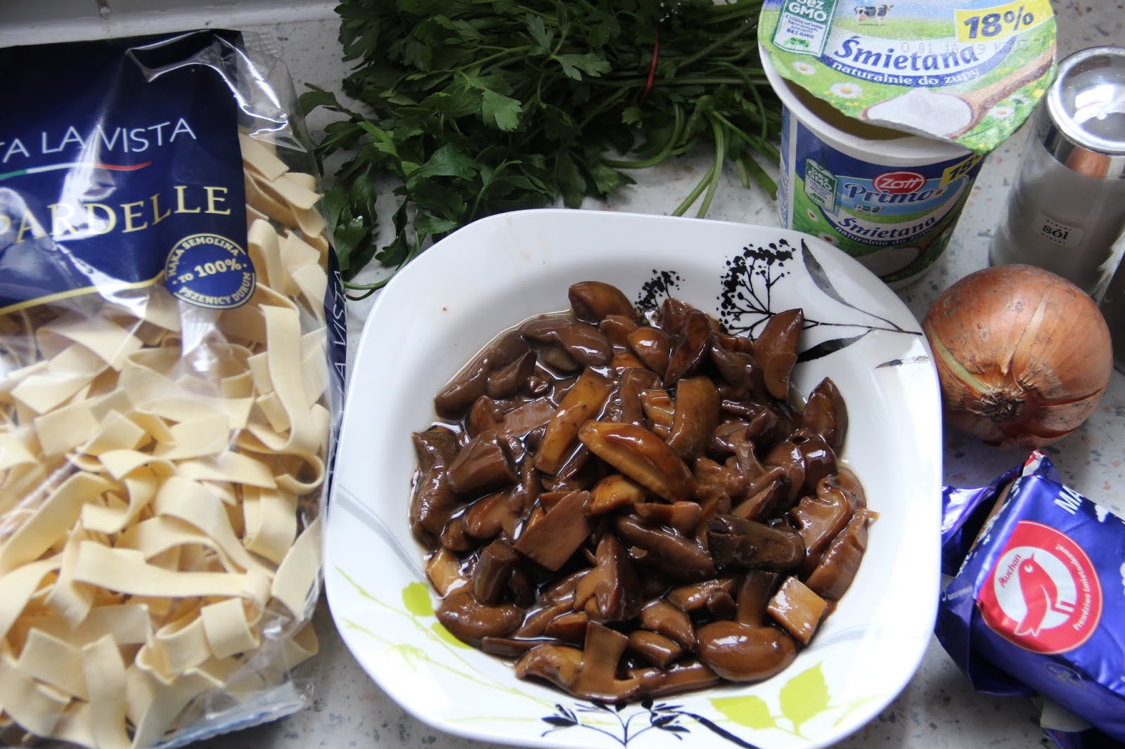 Makaron pappardelle podany z grzybami leśnymi i