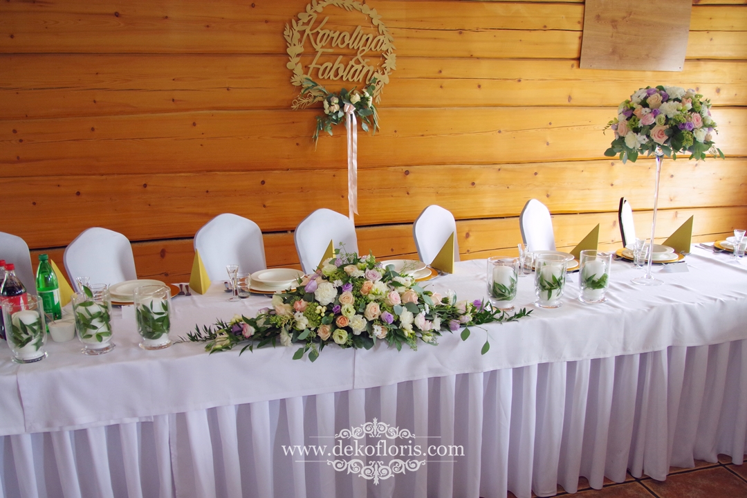 Kompozycja kwiatowa na stole głównym wesele Rzetnia