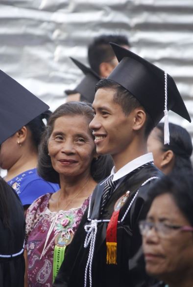 Larawan ng 'proud' nanay sa graduation ng anak, umantig sa puso ng
